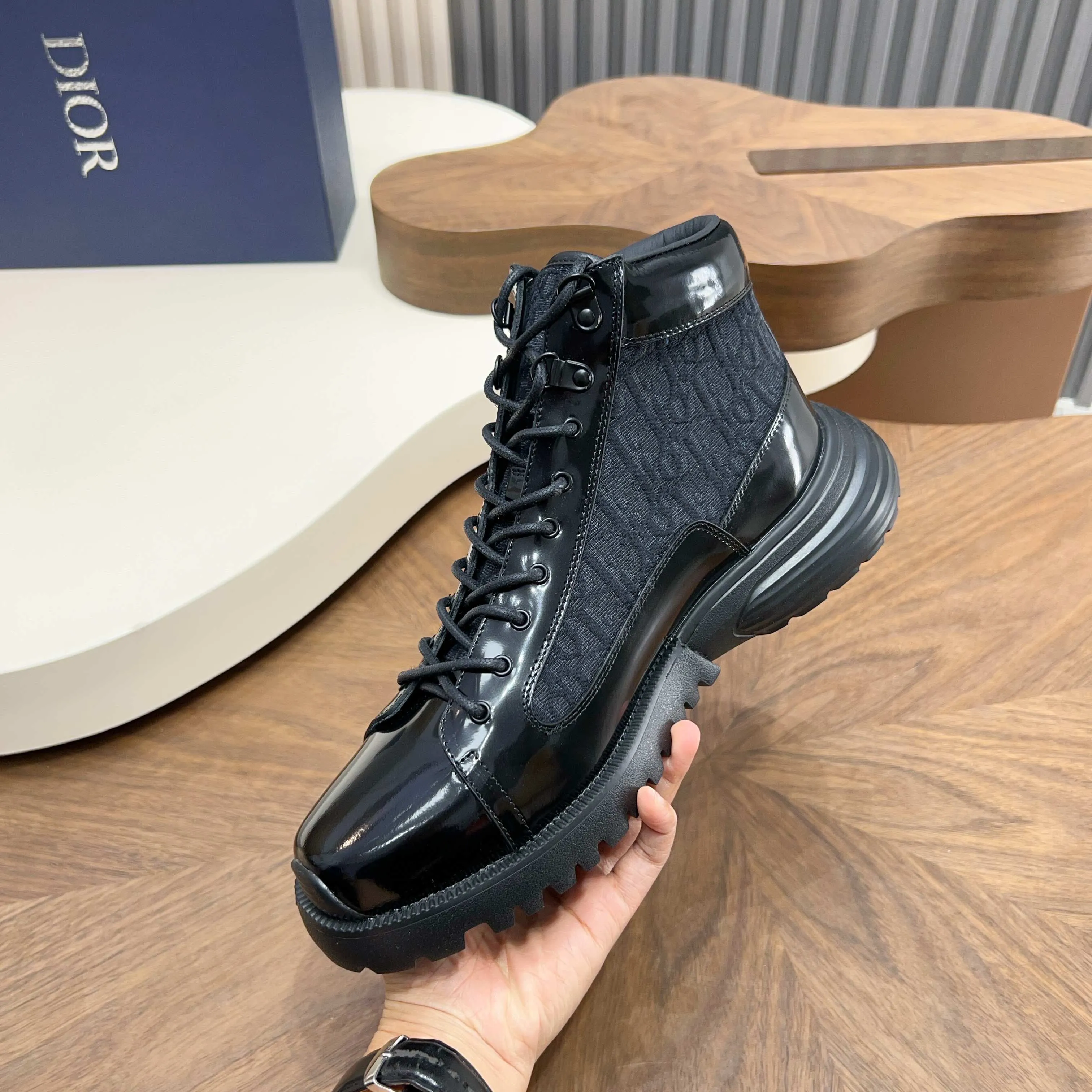 💰860 Dio* - Dior's autumn and winter luxury men's mid-top short boots, purely handmade, both inside and outside are imported first-layer cowhide, high-end quality and exquisite craftsmanship. Original TPU combination outsole. Wear a noble gentleman's taste. The best last type has been carefully debugged. 100% comfort. Size: 38-44 (38-45 can be customized)